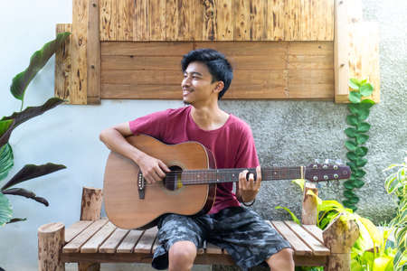 a man playing guitar in parkの写真素材