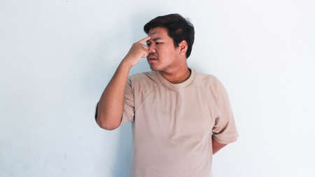 ASIAN FAT MAN WHO ARE THINKING OF SOMETHING AND GET IDEASの写真素材
