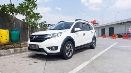 13 Oktober 2020, SEmarang Indonesia: Car Honda BRV stop in rest areaのeditorial素材