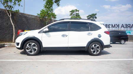 13 Oktober 2020, SEmarang Indonesia: Car Honda BRV stop in rest areaのeditorial素材