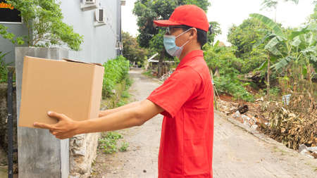 郵便配達車の写真 イラスト素材一覧 34 291件 ストックフォトのamanaimages Plus