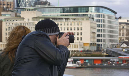 Couple taking pictures of Londonの写真素材