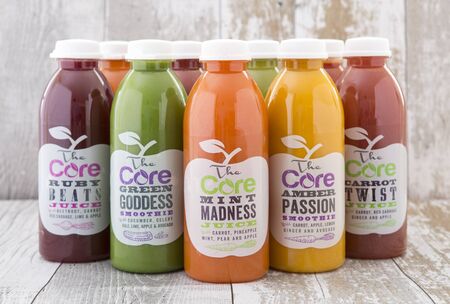 SWINDON, UK - MAY 27, 2016: The Core Fresh Juice and Smoothiesのeditorial素材