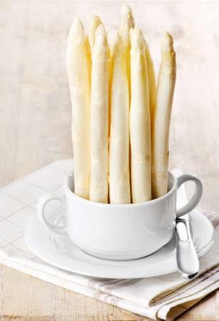  white asparagus on wooden tableの写真素材