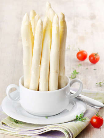 white asparagus on wooden tableの写真素材