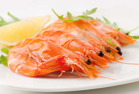 tiger shrimps with fresh salad and lemonの写真素材