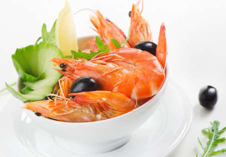 tiger shrimps with fresh salad and black olivesの写真素材