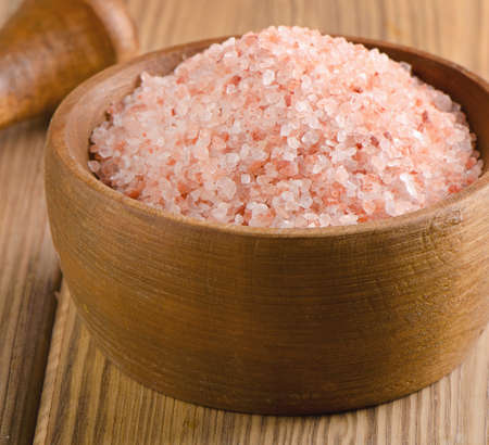 pink salt in  a wooden bowl. Selective focusの写真素材