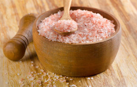 himalayan pink salt in a wooden bowl. Selective focusの写真素材