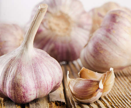 garlic whole and cloves on  a wooden table. selective focusの写真素材