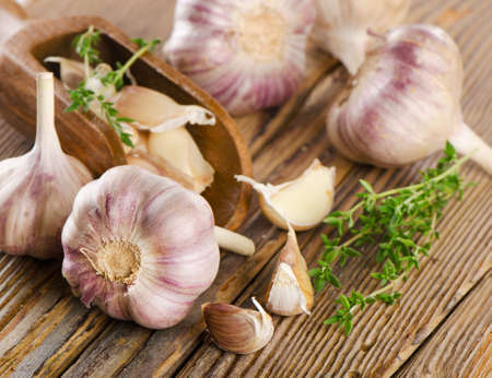 garlic whole and cloves on a wooden background. selective focusの写真素材
