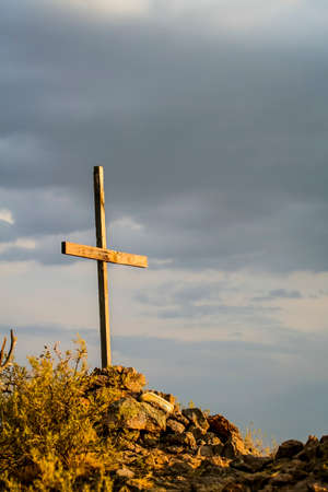 Wood cross on a hilltop in rural Americaの写真素材