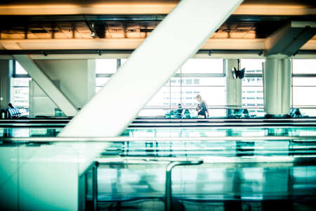 San Francisco, California - 24 Sept. 2012: Passengers walking through the terminal of San Francisco International Airportのeditorial素材