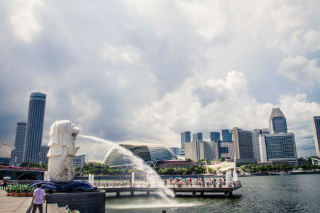 Singapore, Singapore - 20 May, 2010: The infamous Merlion and skyline with the bayのeditorial素材