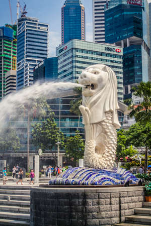 Singapore, Singapore - 20 May, 2010: The infamous Merlion and skyline with the bayのeditorial素材