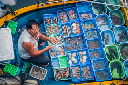 Hong Kong, China - 12 June, 2009: Local fisherman selling freshly caught seafood at the pier in Sai Kungのeditorial素材