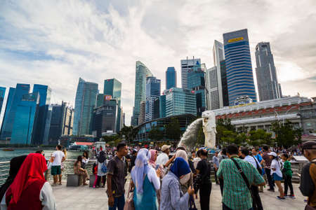 Singapore, Singapore: 6 January, 2017: Iconic Singapore Merlion with the city skyline in the backgroundのeditorial素材