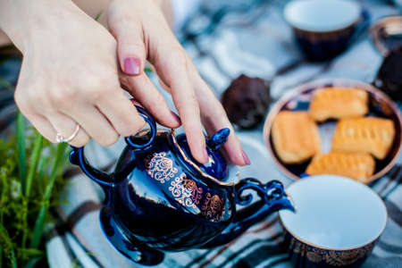 pour tea at a picnic