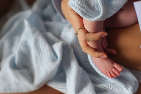 father holding his son on his handsの写真素材