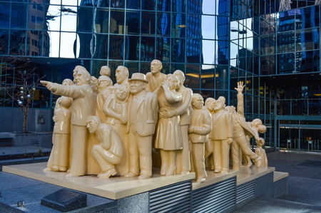 The "Illuminated Crowd" is a public sculpture, made in 1985 by artist Raymond Mason from stratified polyester resin with polyurethane paint.のeditorial素材