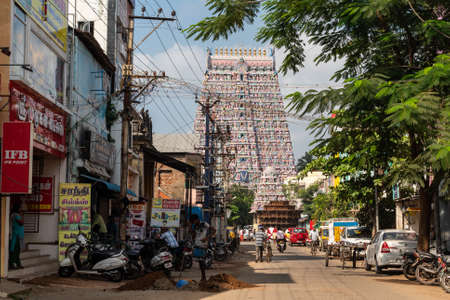 Kumbakonam, Tamil Nadu, India - February 2020: The tall tower of the ancient Sarangapani temple rising above a street in the city of Kumbakonam.のeditorial素材