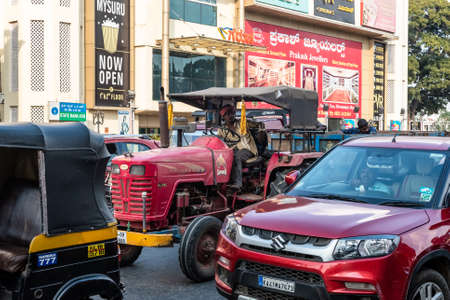 Mysuru, Karnataka, India - January 2019: Commuters on vehicles stuck in a traffic jam at a signal in the city of Mysore.のeditorial素材