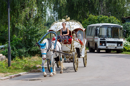SUZDAL, RUSSIA - AUGUST 19, 2017. A vintage horse-drawn coach on the street of Suzdal, Russia.のeditorial素材