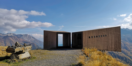 MOSO IN PASSIRIA, ITALY - OCTOBER 17, 2018. Telescope landmark near Timmelsjoch high alpine road in Texelgruppe nature reserve. Moso in Passiria, Oetztal Alps, South Tyrol, Italy.のeditorial素材