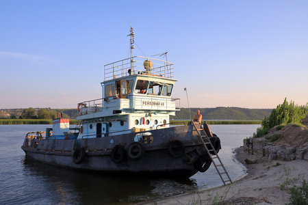 KAZAN, RUSSIA - AUGUST 7, 2021. Boat moored to the wild bank of the Volga near the city of Kazan, republic Tatarstan, Russia.のeditorial素材