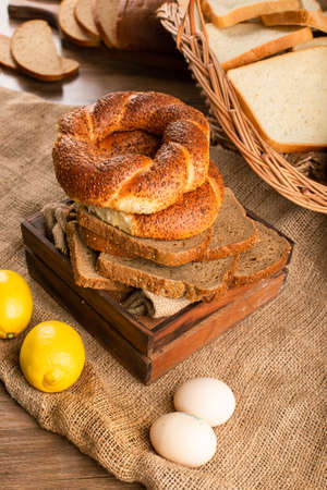 Bagels with slices of bread in box