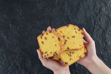 A person holding sultana pie slices in the handの写真素材