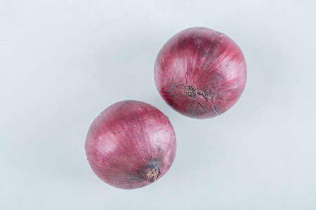 Two whole onions on white backgroundの写真素材