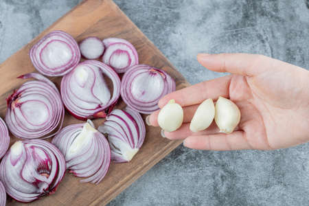 Slices of onion on a wooden cutting board. High quality photoの写真素材