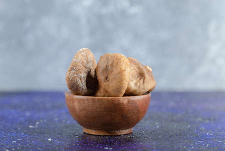 Dried natural figs in wooden bowlの写真素材