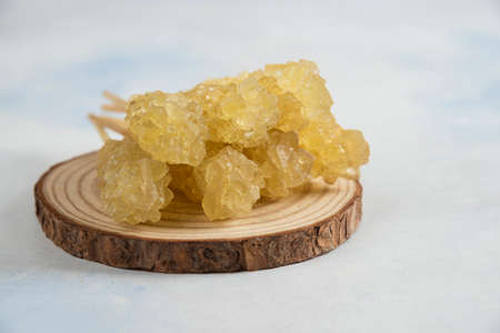 Close up photo of dried mulberry on wooden boardの写真素材