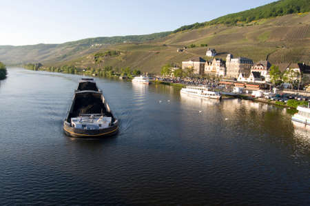 A barge carrying coal along the Moselle river in Germanyのeditorial素材