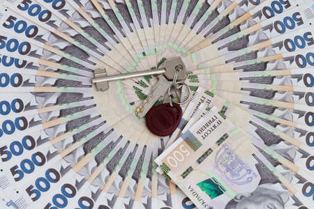 A fan from Ukrainian money with keys from apartment. 500 hryvnia banknotes.の写真素材