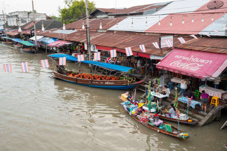 Amphawa Floating Market, Thailand. Amphawa Canal is occupied by vendors who pack their boats with Food and drinks, such as fried sea mussel, noodles, coffee, O-liang (iced black coffee), sweets, etcのeditorial素材