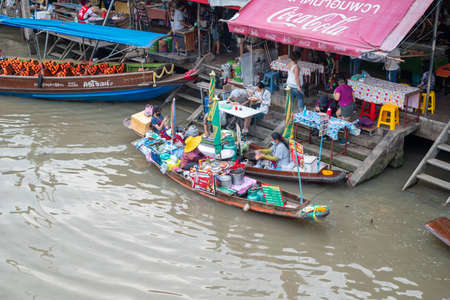 Amphawa Floating Market, Thailand. Amphawa Canal is occupied by vendors who pack their boats with Food and drinks, such as fried sea mussel, noodles, coffee, O-liang (iced black coffee), sweets, etcのeditorial素材
