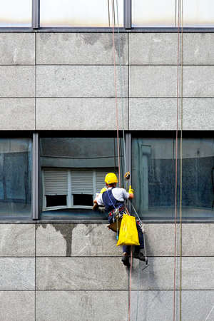 Windows cleaner at danger and risky work