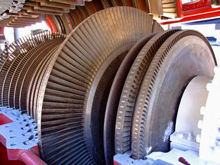 Open turbine motor with exposed metal blades