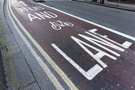Shared bus and bicycle lane in Londonの写真素材