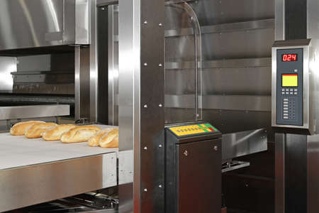 Commercial bread baking oven with conveyer belt