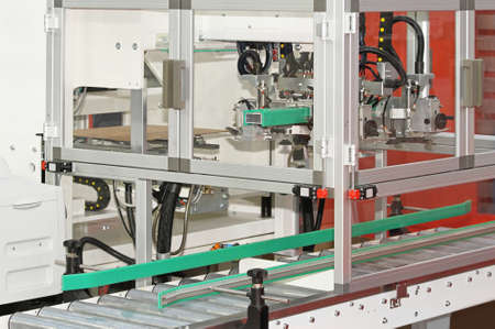 Lidding machine for packing boxes