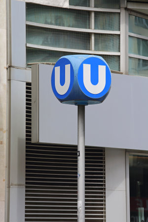 VIENNA, AUSTRIA - JULY 12: Underground Station at Stephansplatz in Wien on JULY 12, 2015. Blue Underground Sign For Public Transport in Vienna, Austria.のeditorial素材