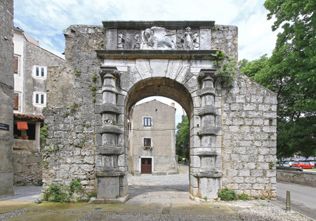 CRES, CROATIA - MAY 17: Arch Gate of Cres on MAY 17, 2010. Medieval Stone Arch Gate Entrance to Town in Cres, Croatia.のeditorial素材