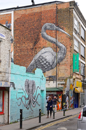 LONDON, UNITED KINGDOM - NOVEMBER 24: Crane Mural by Roa in East London on NOVEMBER 24, 2013. Big Crane Bird Graffiti Art at Brick Lane in London, United Kingdom.のeditorial素材