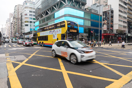 KOWLOON, HONG KONG - APRIL 21, 2017: Morning Traffic at Nathan Road Intersection Mong Kok in Kowloon, Hong Kong.のeditorial素材