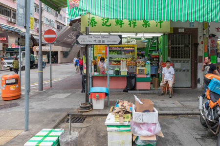 KOWLOON, HONG KONG - APRIL 21, 2017: Juice Bar Corner Shop at Mong Kok in Kowloon, Hong Kong.のeditorial素材