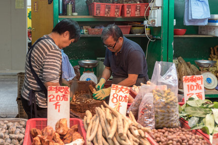 KOWLOON, HONG KONG - APRIL 22, 2017: Potatoes and Roots Vegetables at Market Stall Mong Kok in Kowloon, Hong Kong.のeditorial素材